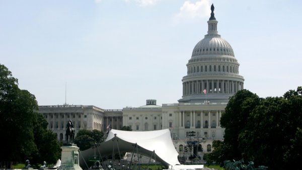 炒股配资app 伊朗强烈谴责美入境禁令：种族歧视 将维权到底