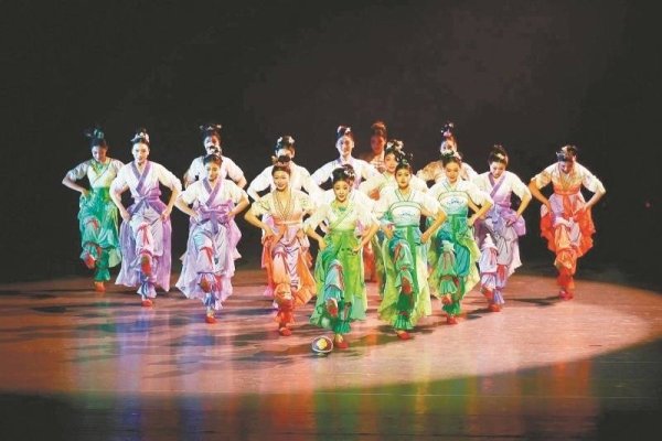 配资网官网网站 古典舞《蹴鞠图》